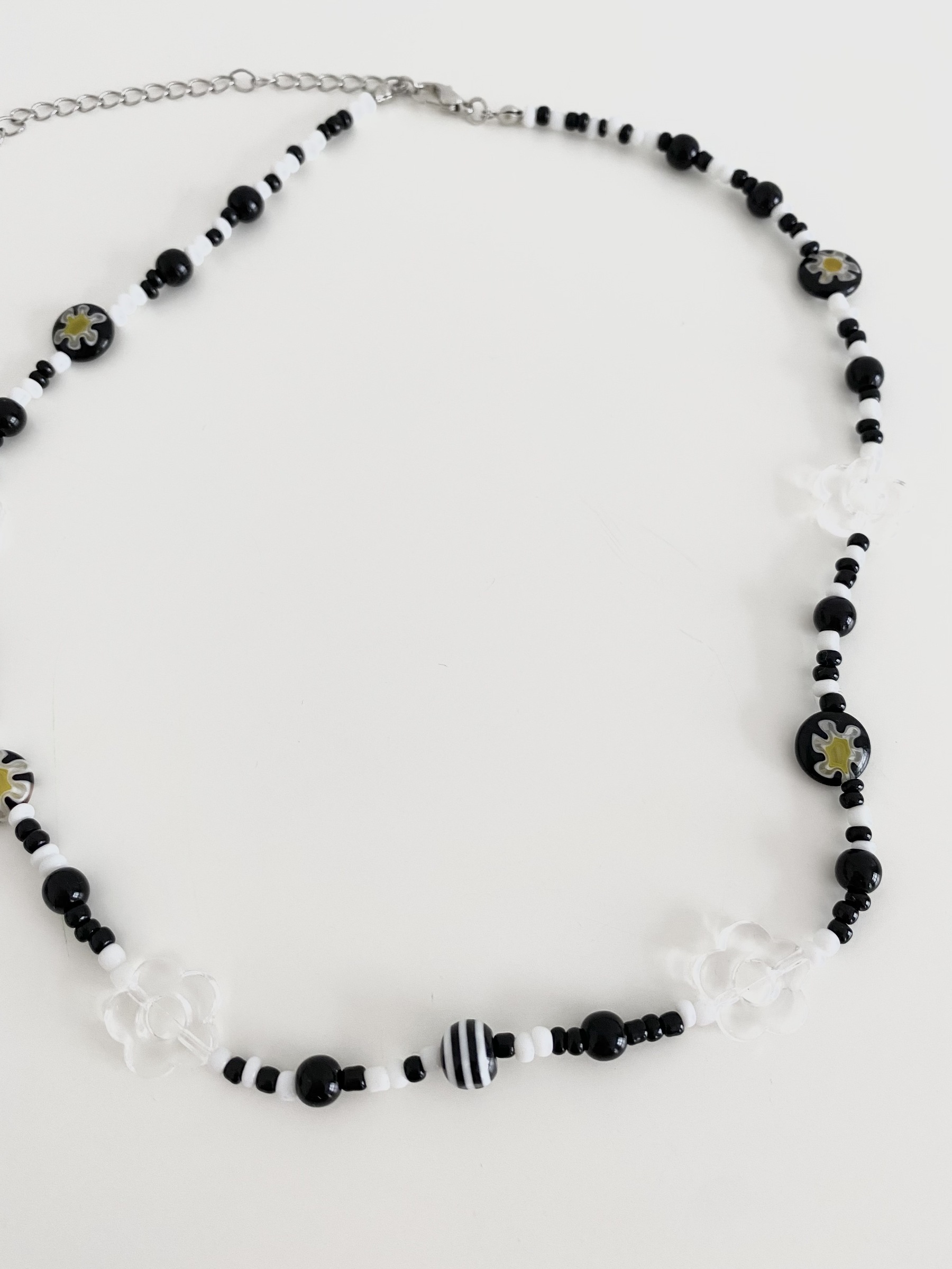 Single Strand Black and White Beaded Necklace Long or Short - Etsy |  Collares de cuentas, Collares unisex, Collares largos