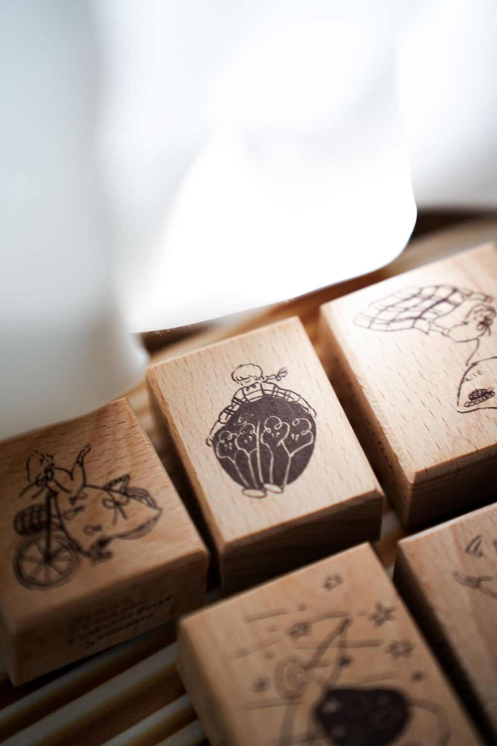 01 「message from sea stamps」海浪打在岸上激起的水花，在女孩的裙子上寫出屬於自己的心情及旅程