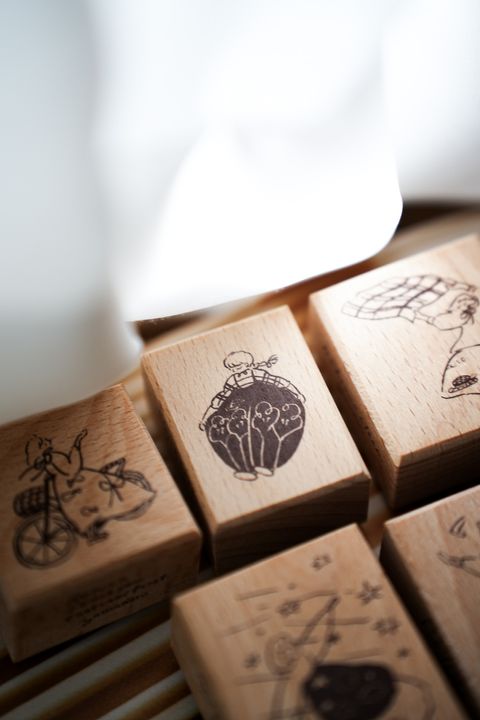 01 「message from sea stamps」海浪打在岸上激起的水花，在女孩的裙子上寫出屬於自己的心情及旅程