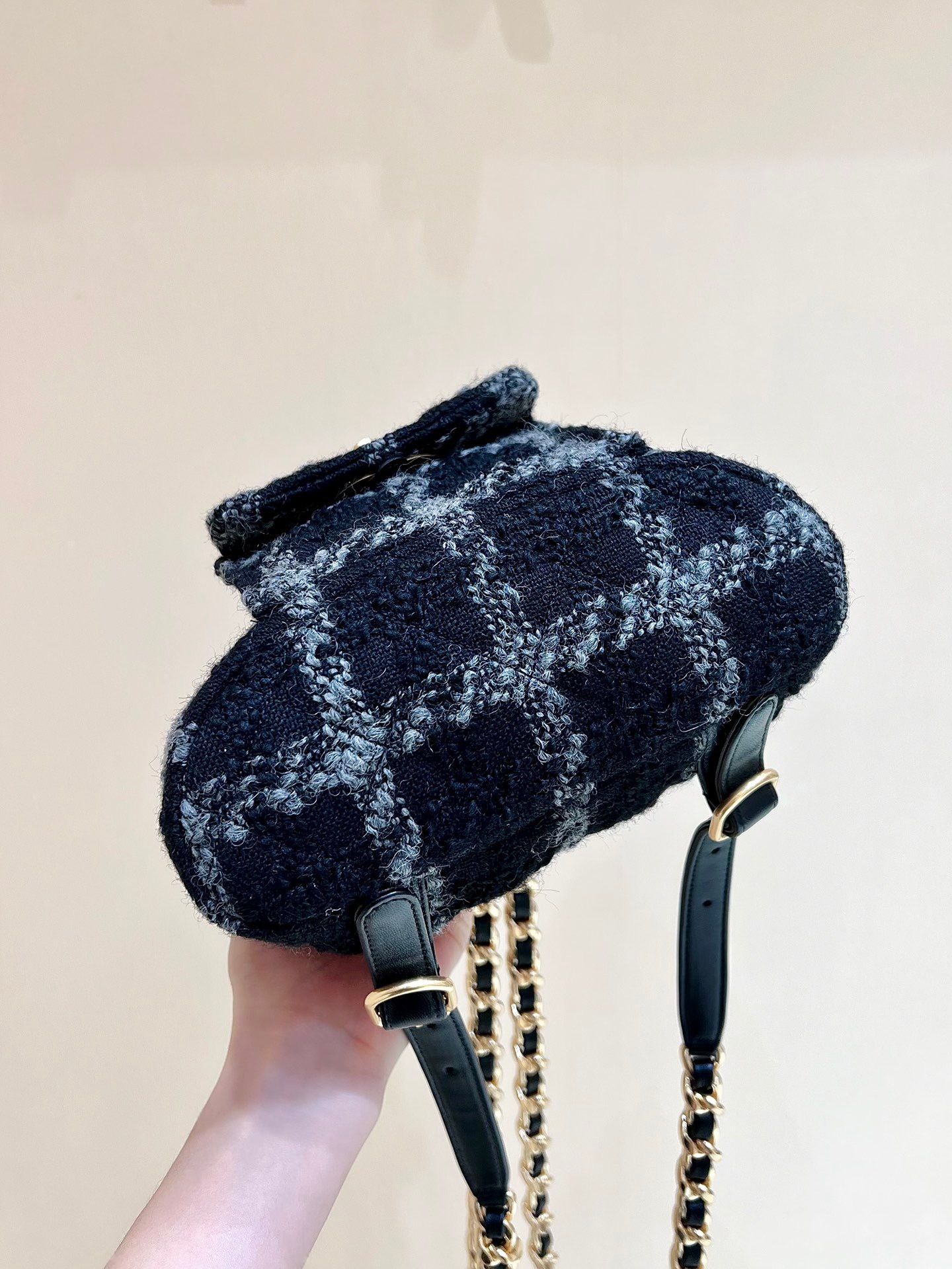 E7777117-223B-40A2-9CC1-895A9C80AA6C