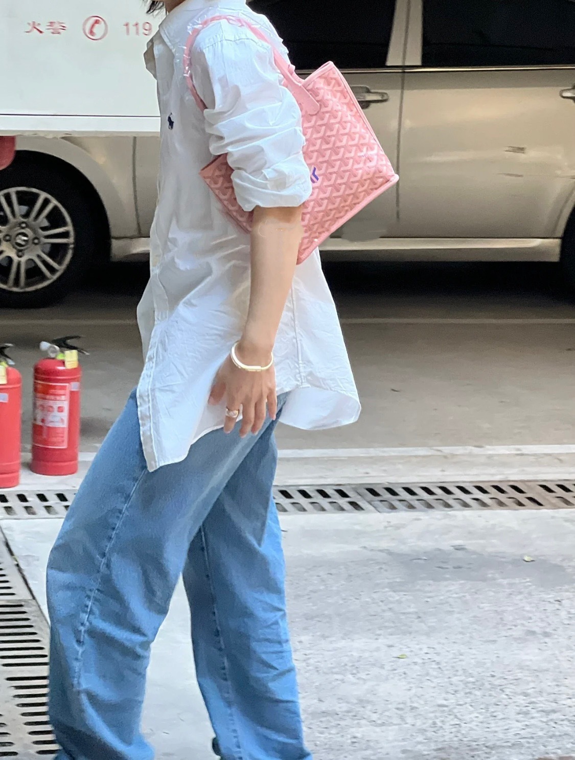 80762F3F-B08D-4DD6-AE4D-51D53F5CFC77