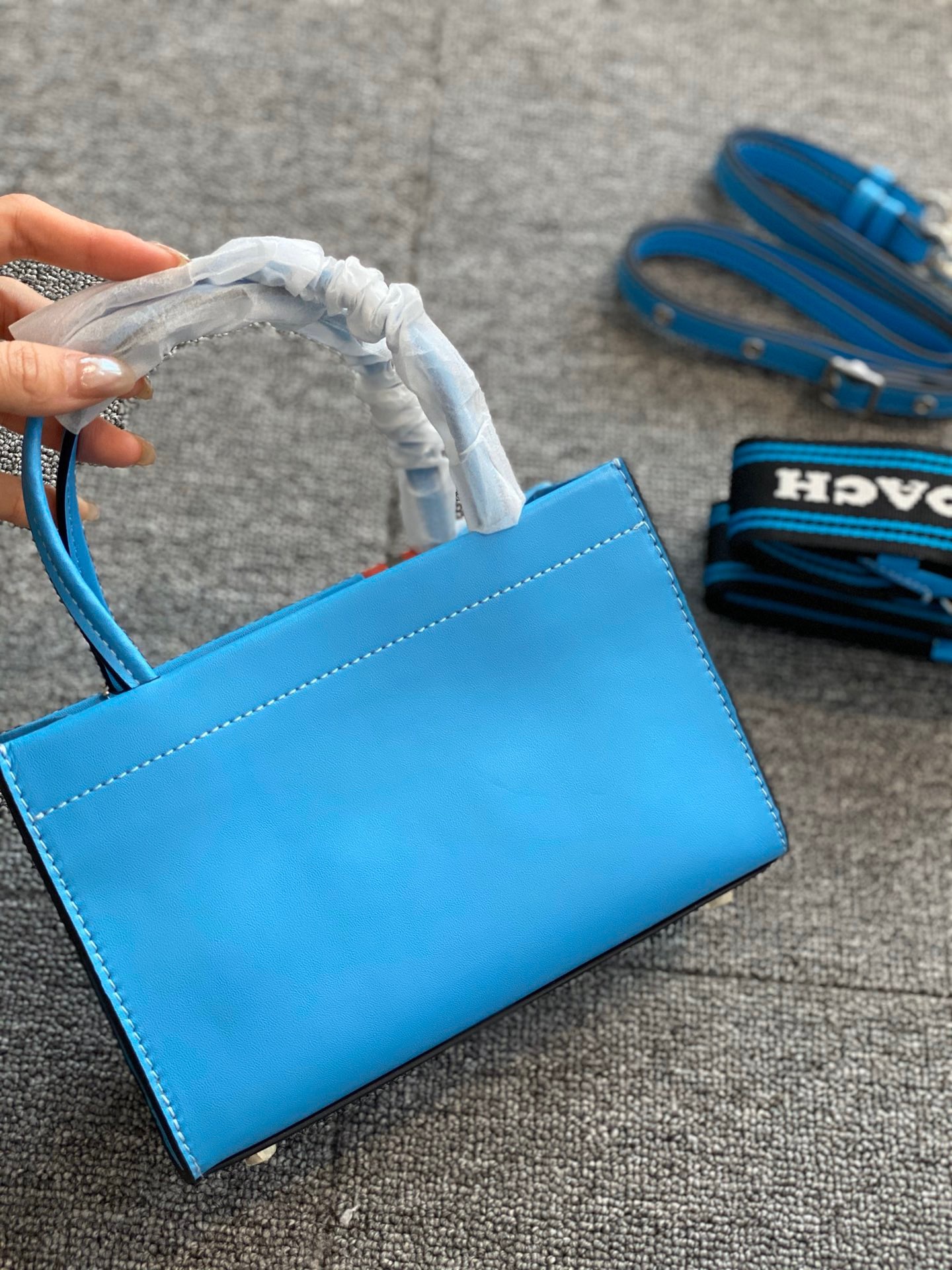 D0F4CCB9-AD06-4B5C-B66B-7C3C2BCDC1D6