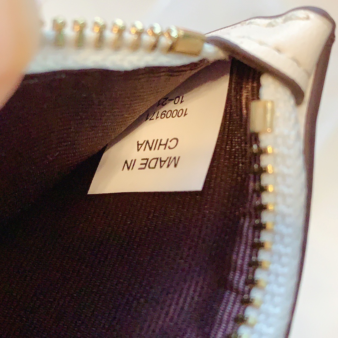 EE094851-FFB8-4896-A2C5-CD8ACCE5791C