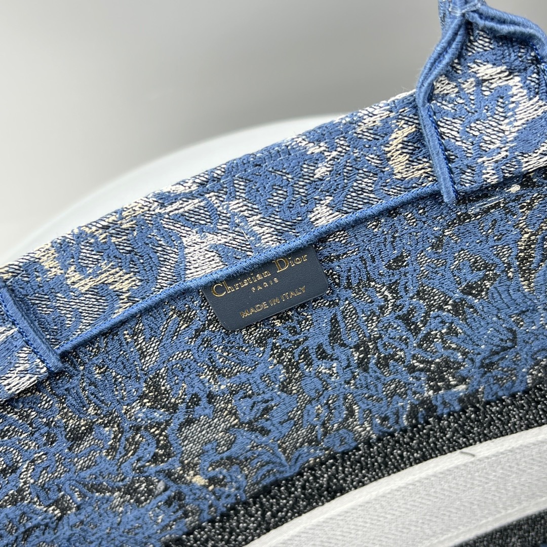 4EE119B1-0898-4937-83F7-38958408267D