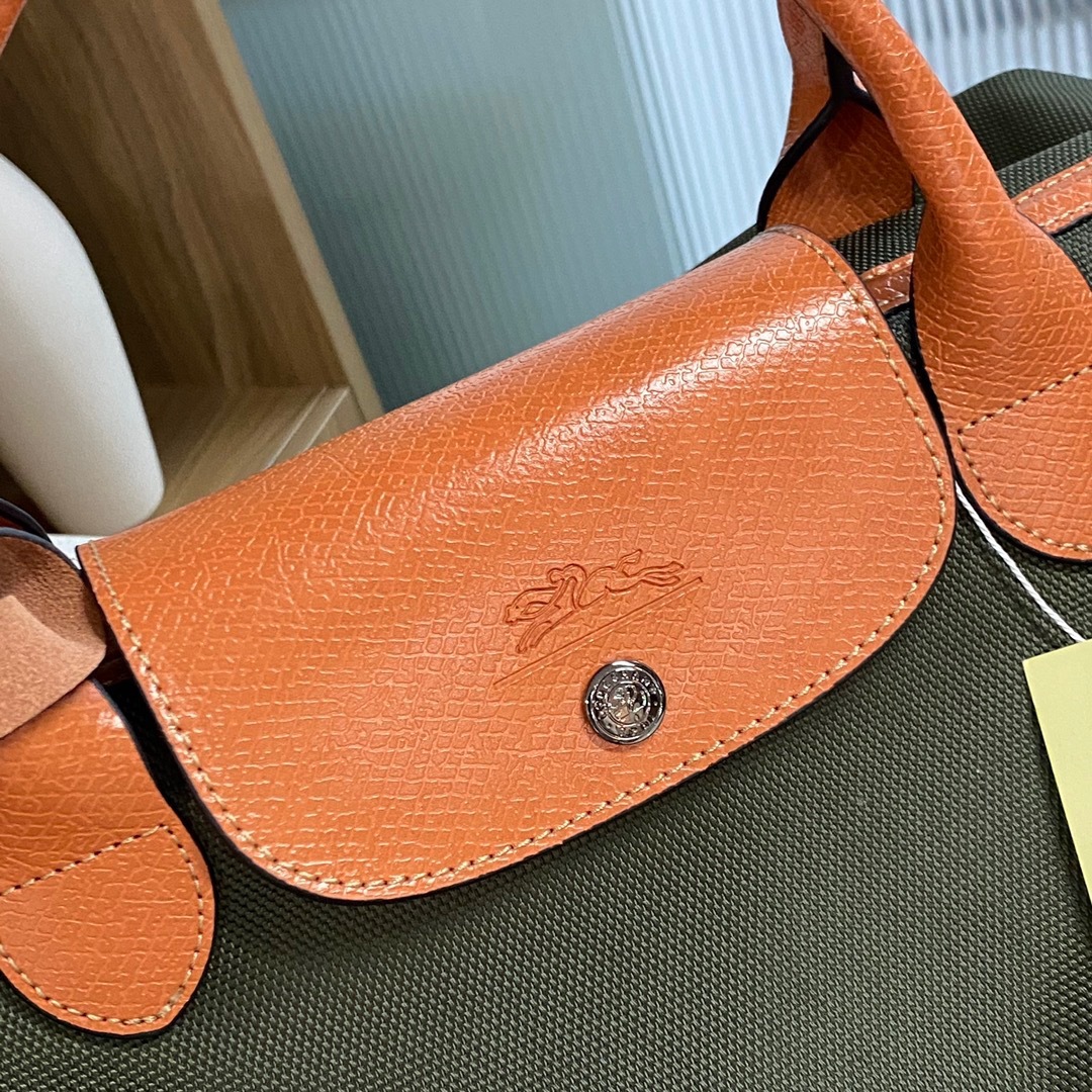 F8AC1497-1CAD-401F-A454-FC7201560AD6