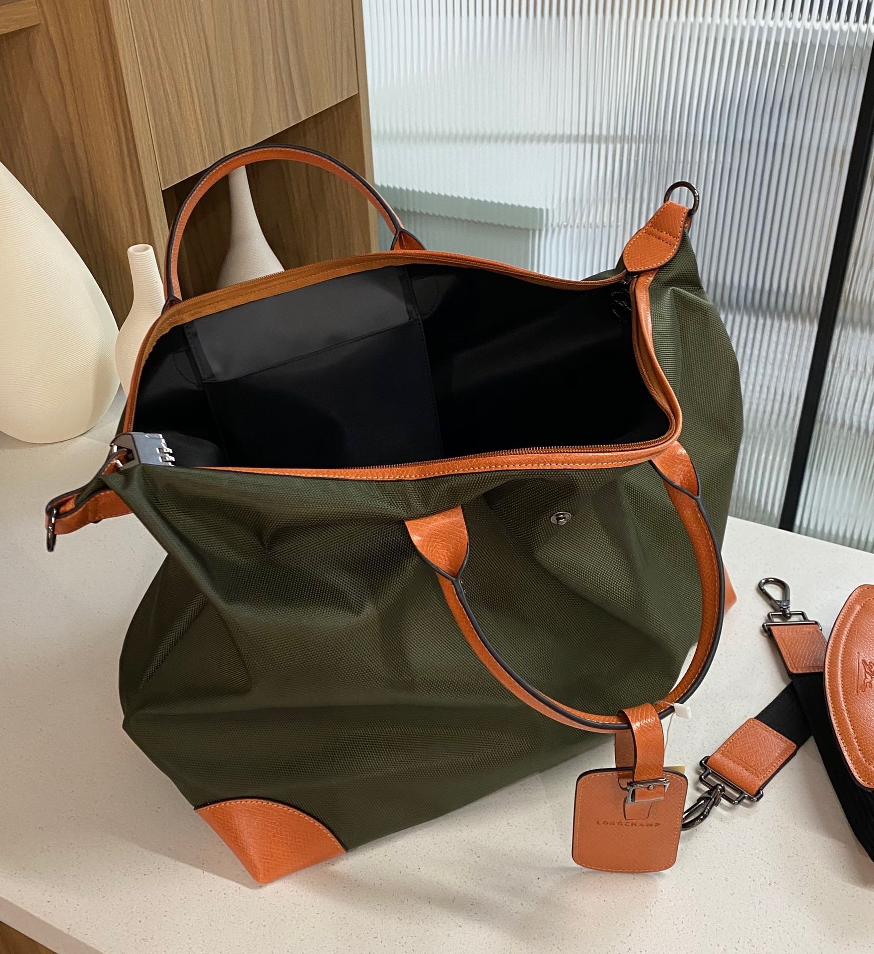 7E7DDC97-58BD-4D72-B2D2-80CD9DB29483