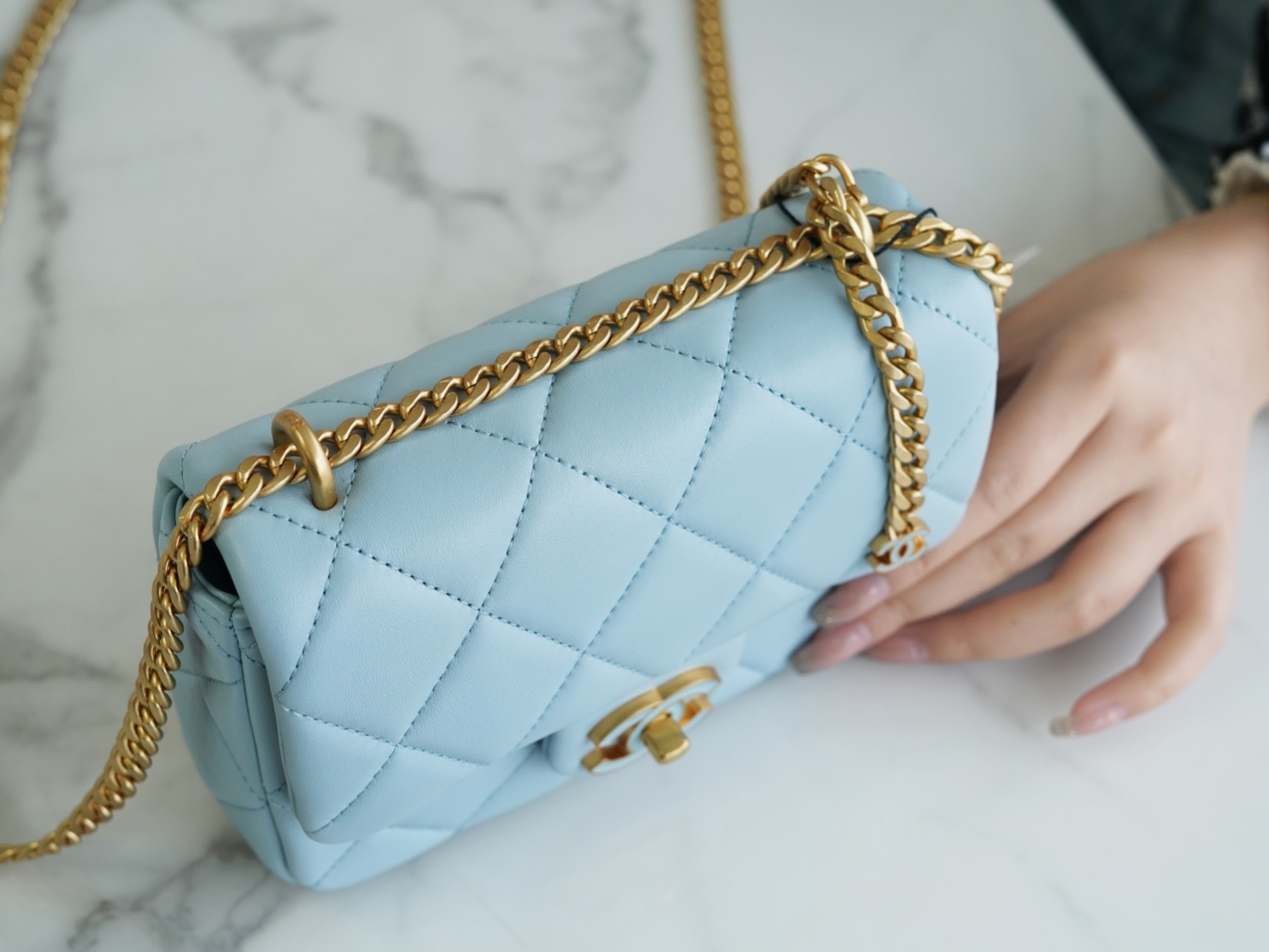 7AB2781B-3324-4CD5-A6A8-56CD95D8357B