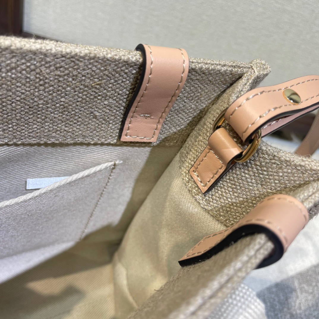 D8FA7578-CE33-4EE9-B468-FA963897E3ED