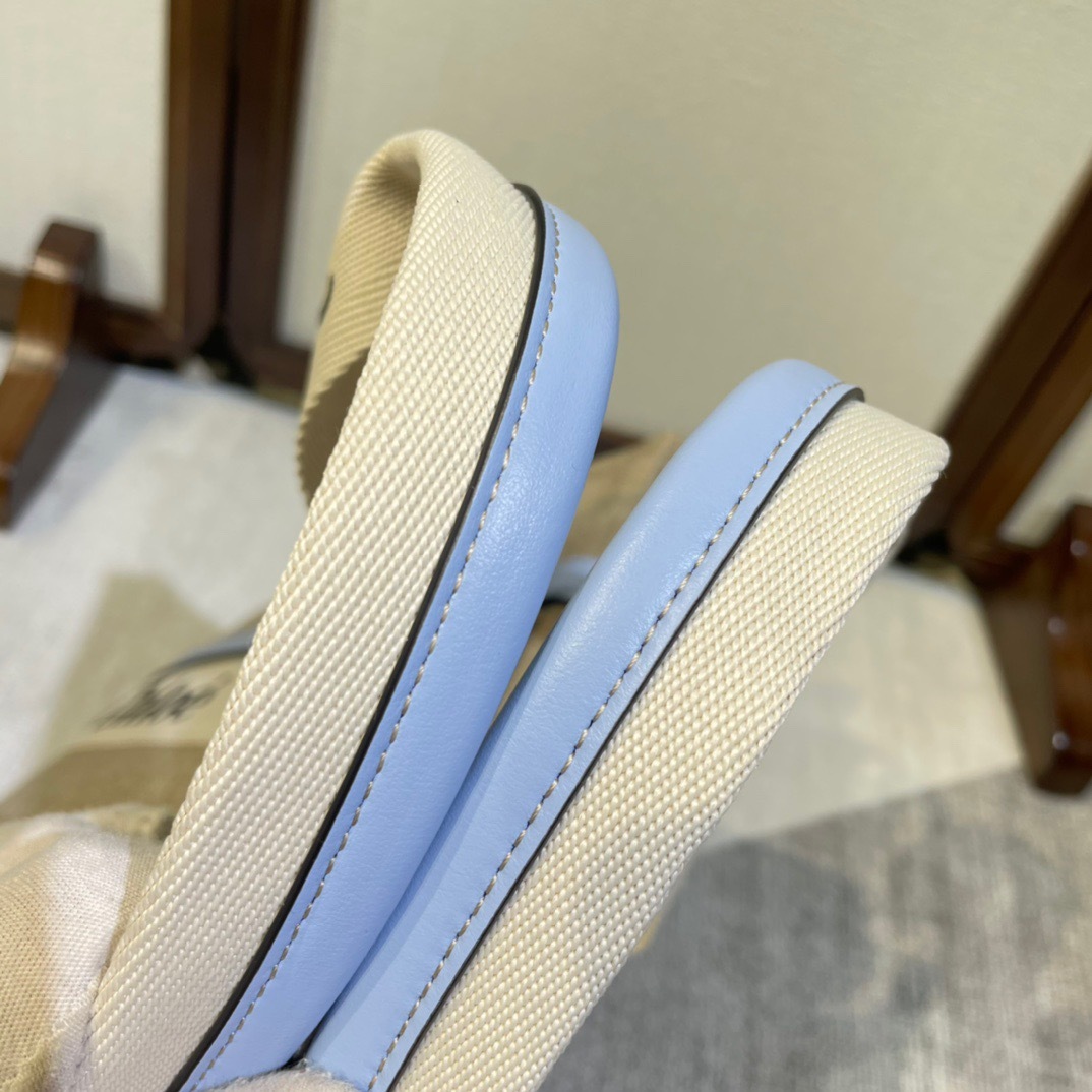 D8EDCC37-163D-4A70-919D-C7844DE6DDB4