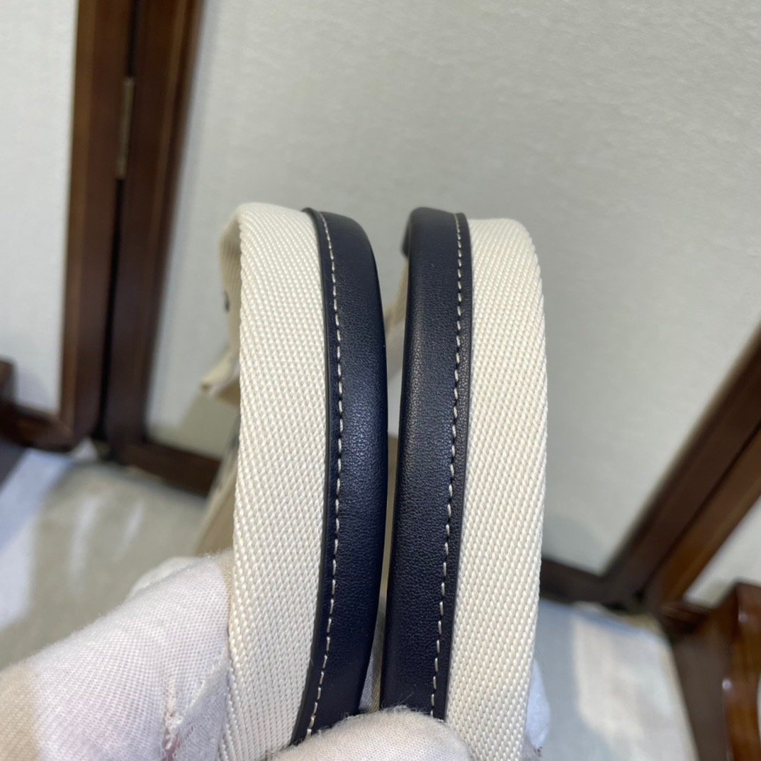 D6C24700-9AC5-49FA-98C3-E73DF82FB604