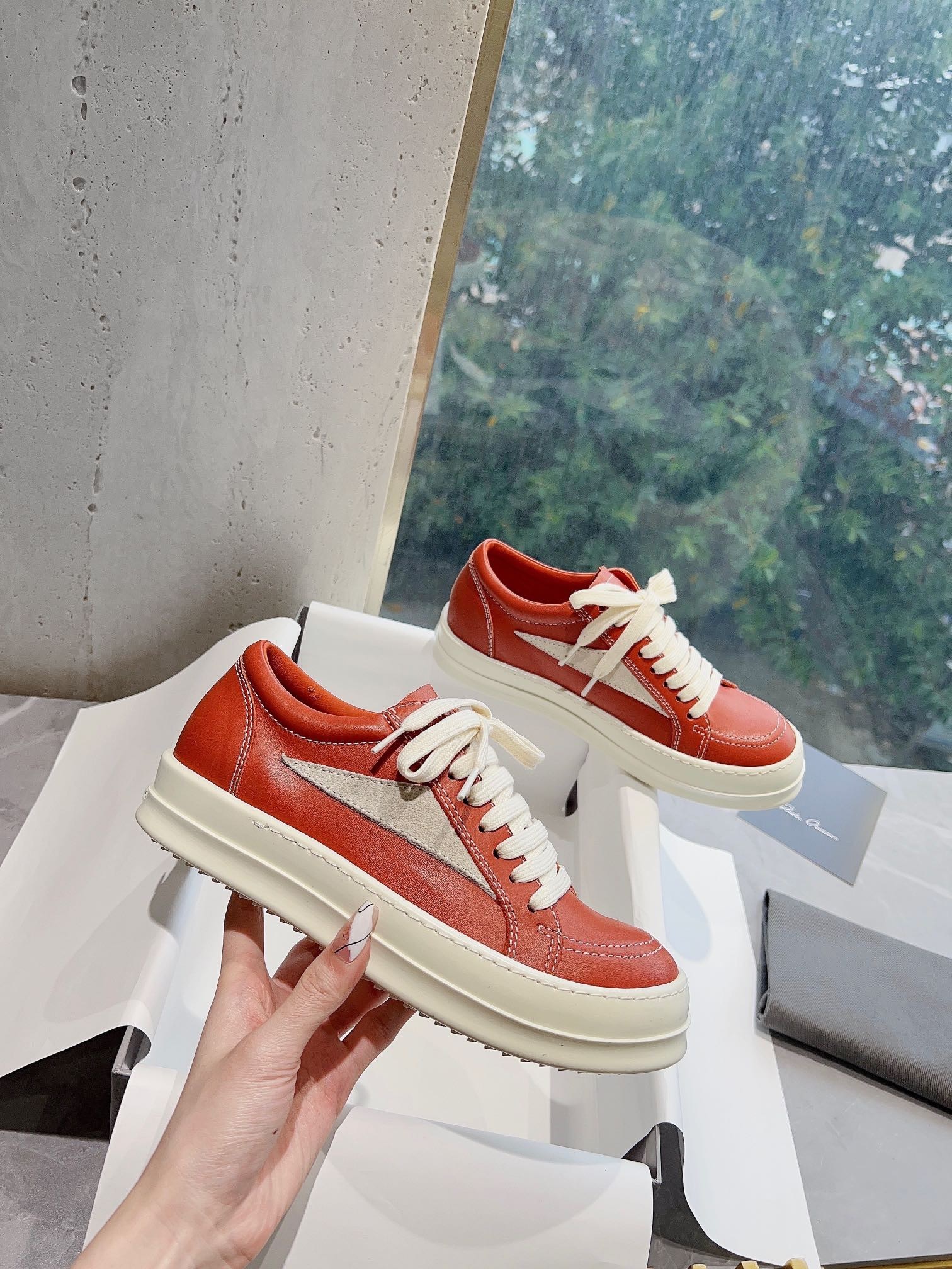 11E0737B-06B7-4FF5-9C2D-7E0D2D1248C0