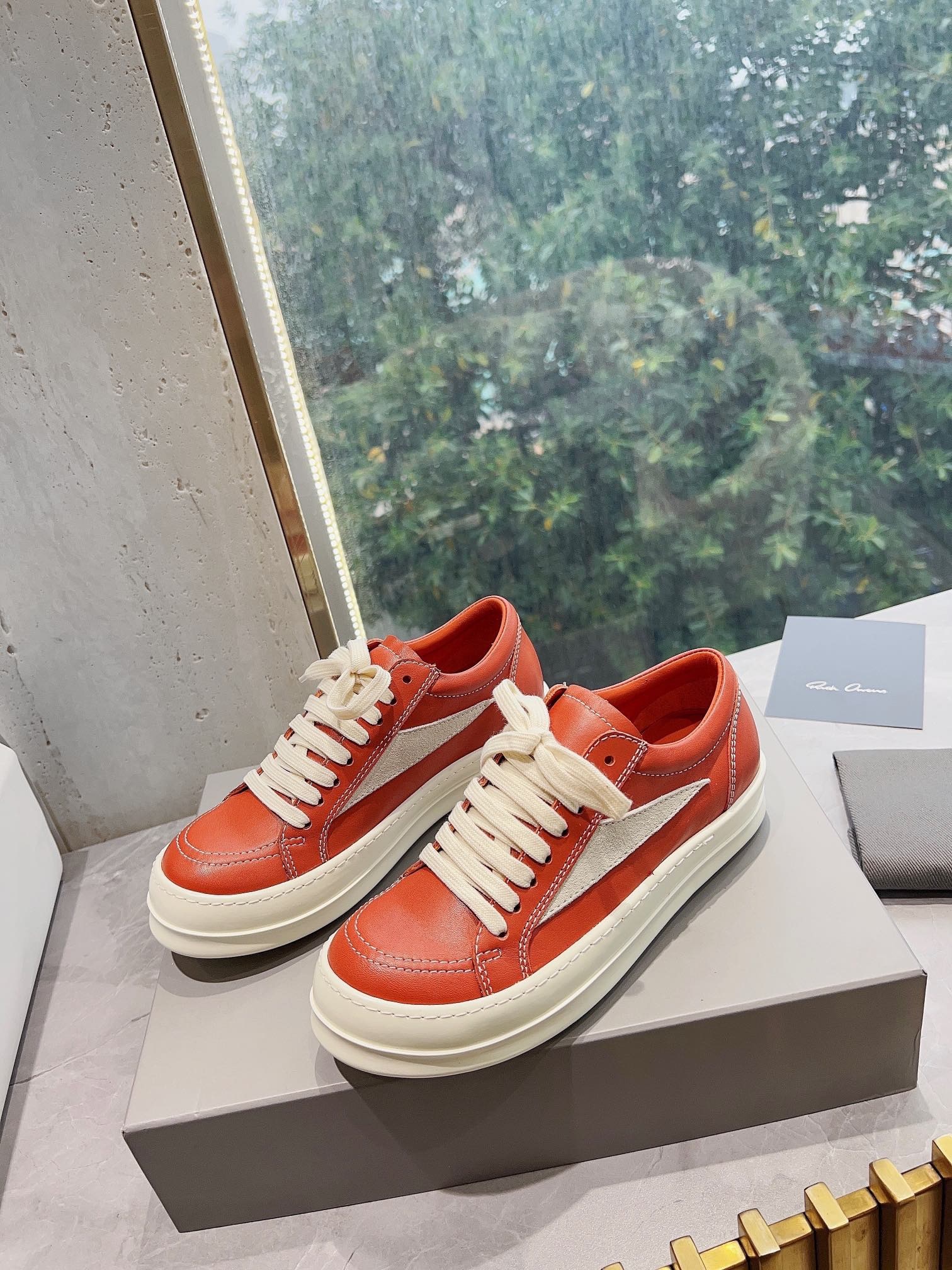 50B8FAA4-0957-4934-81B3-00CA83F06E1A