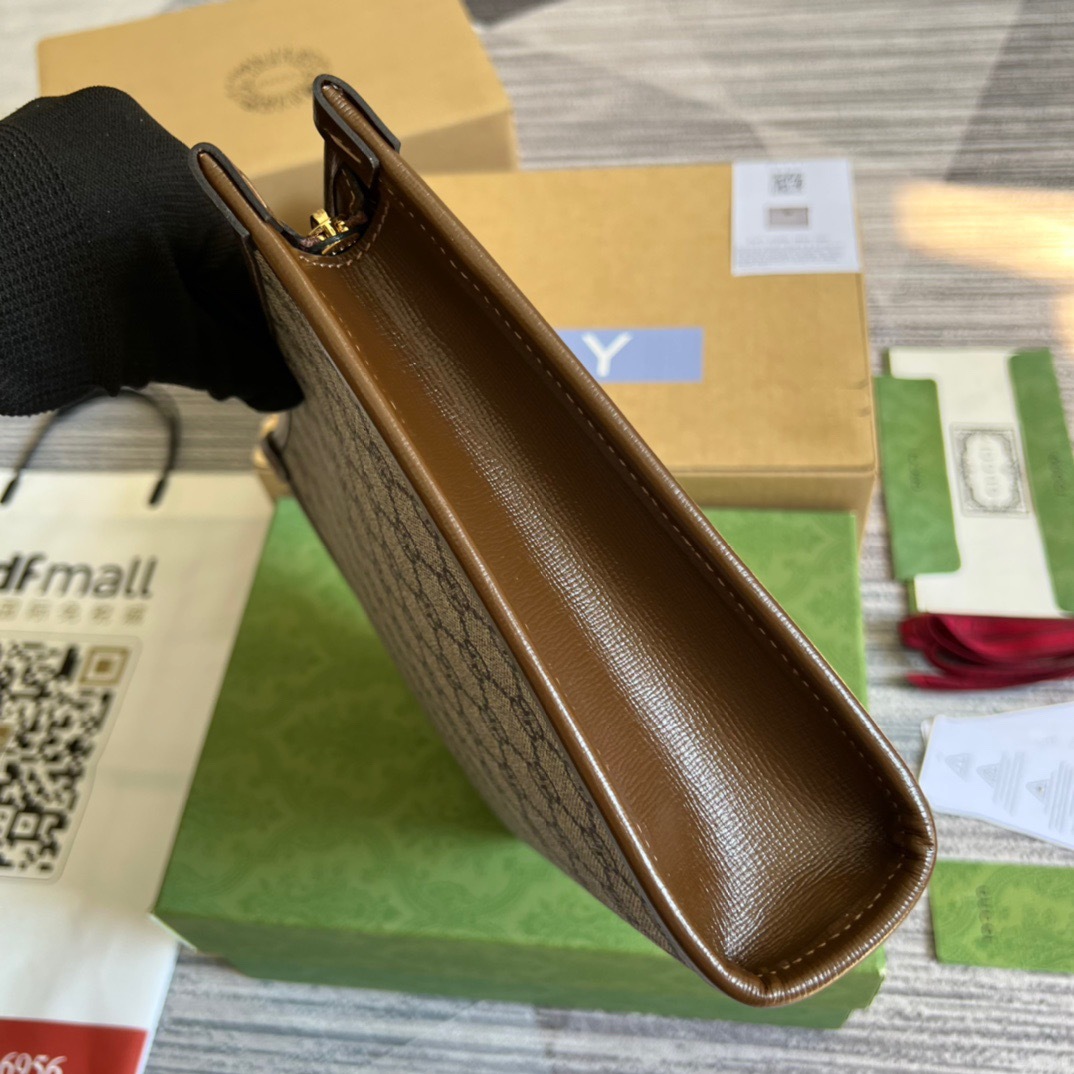 E97CAD6D-A66E-4B3F-806F-1BBBB30F2F61