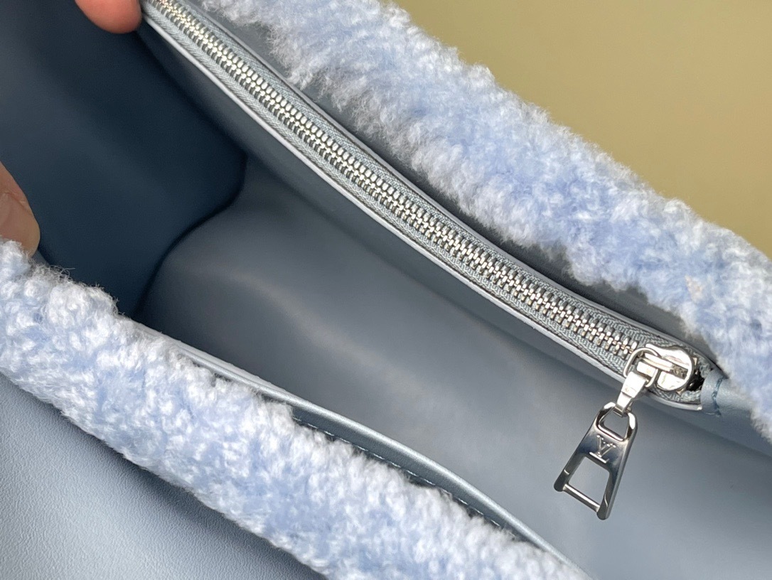 EE7EABB8-4041-457B-91CB-6314046675E4