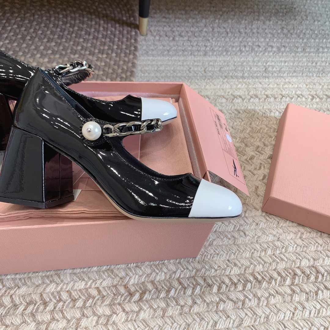 B004DFD9-F6BA-455A-8C74-E97DDEFF18E2