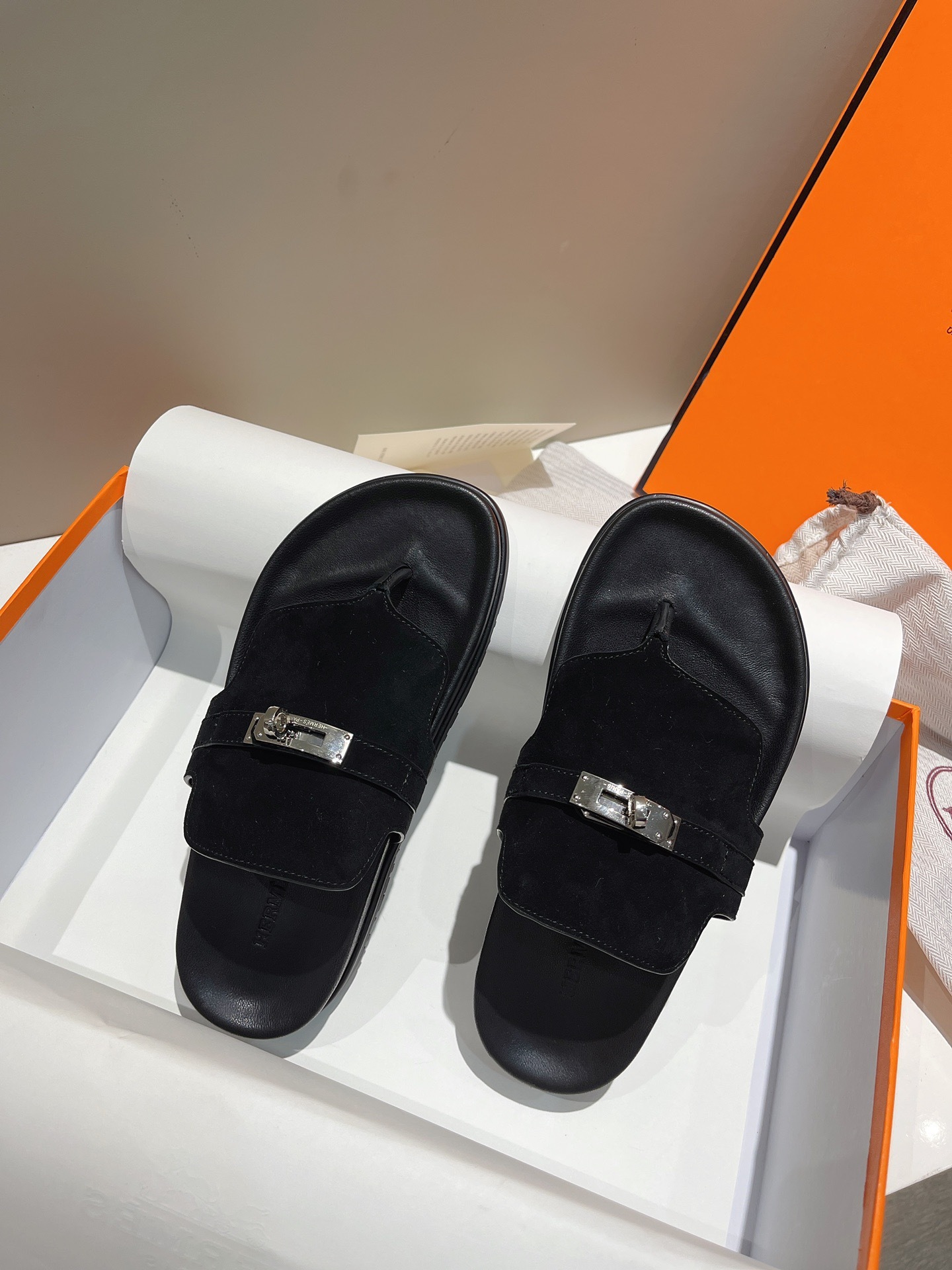 E643047F-2C2D-4384-955C-72889BAD9808