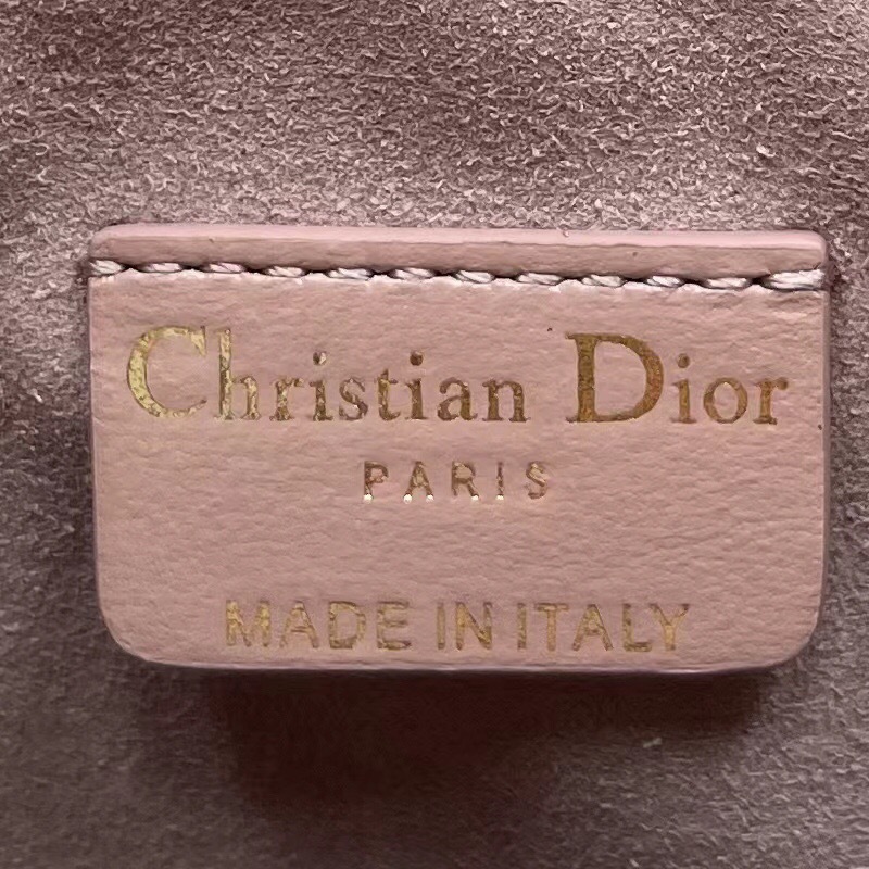 AB01A5D7-B327-470C-929C-07967ECDA7D8