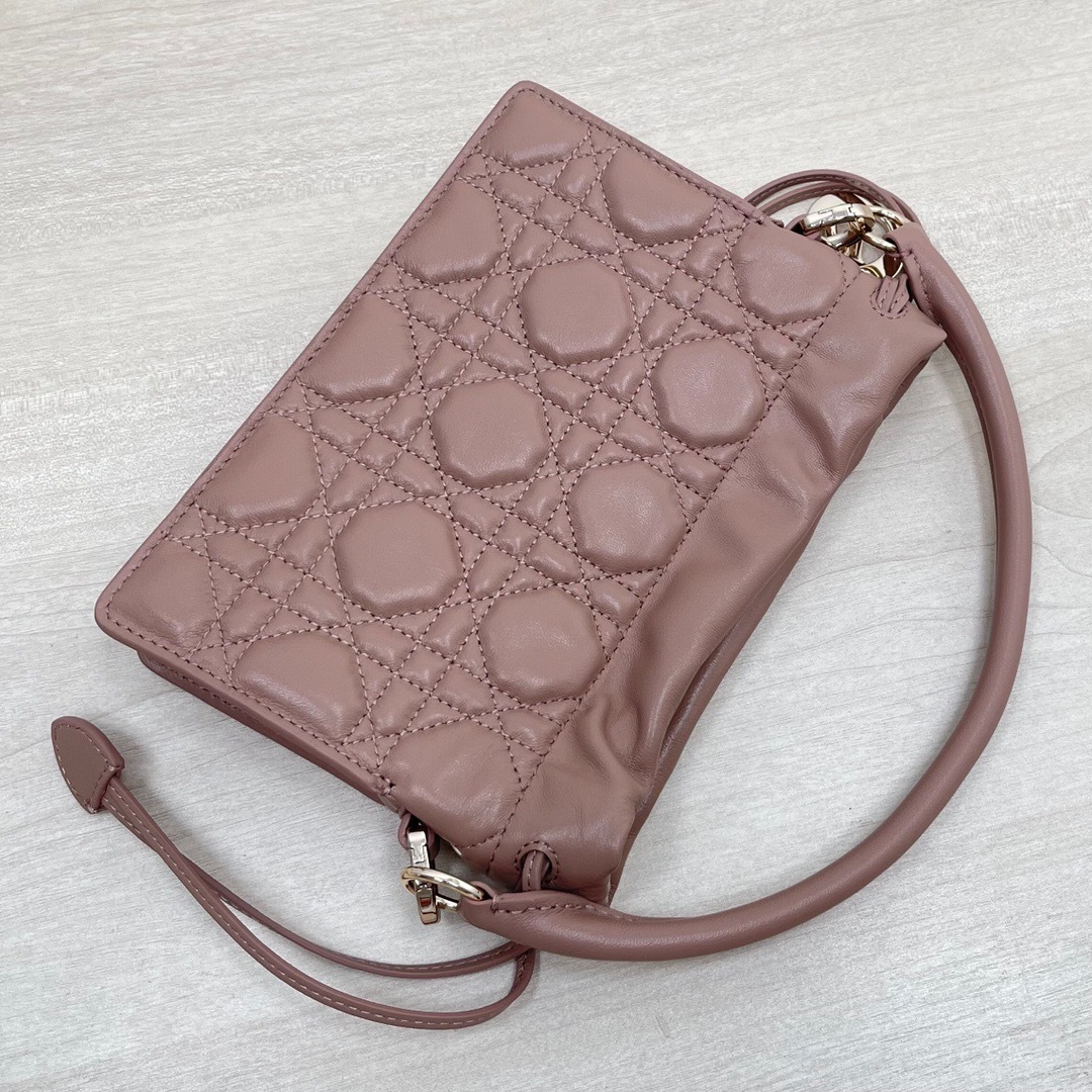 0C7FBBF6-70B1-4CFE-9F44-FBE816E12E93