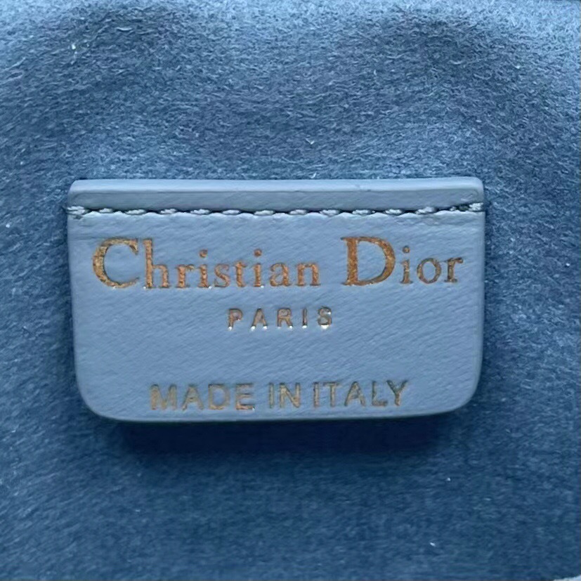 0909F68C-D6BC-45B7-B257-FAF546327911