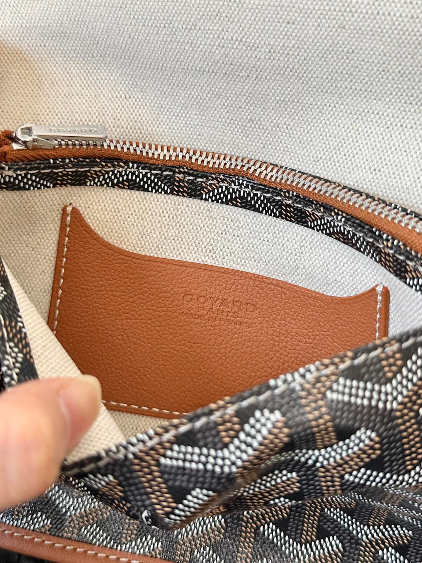 6815D595-9BA4-4FE5-92CA-F5FC4F2A6E49