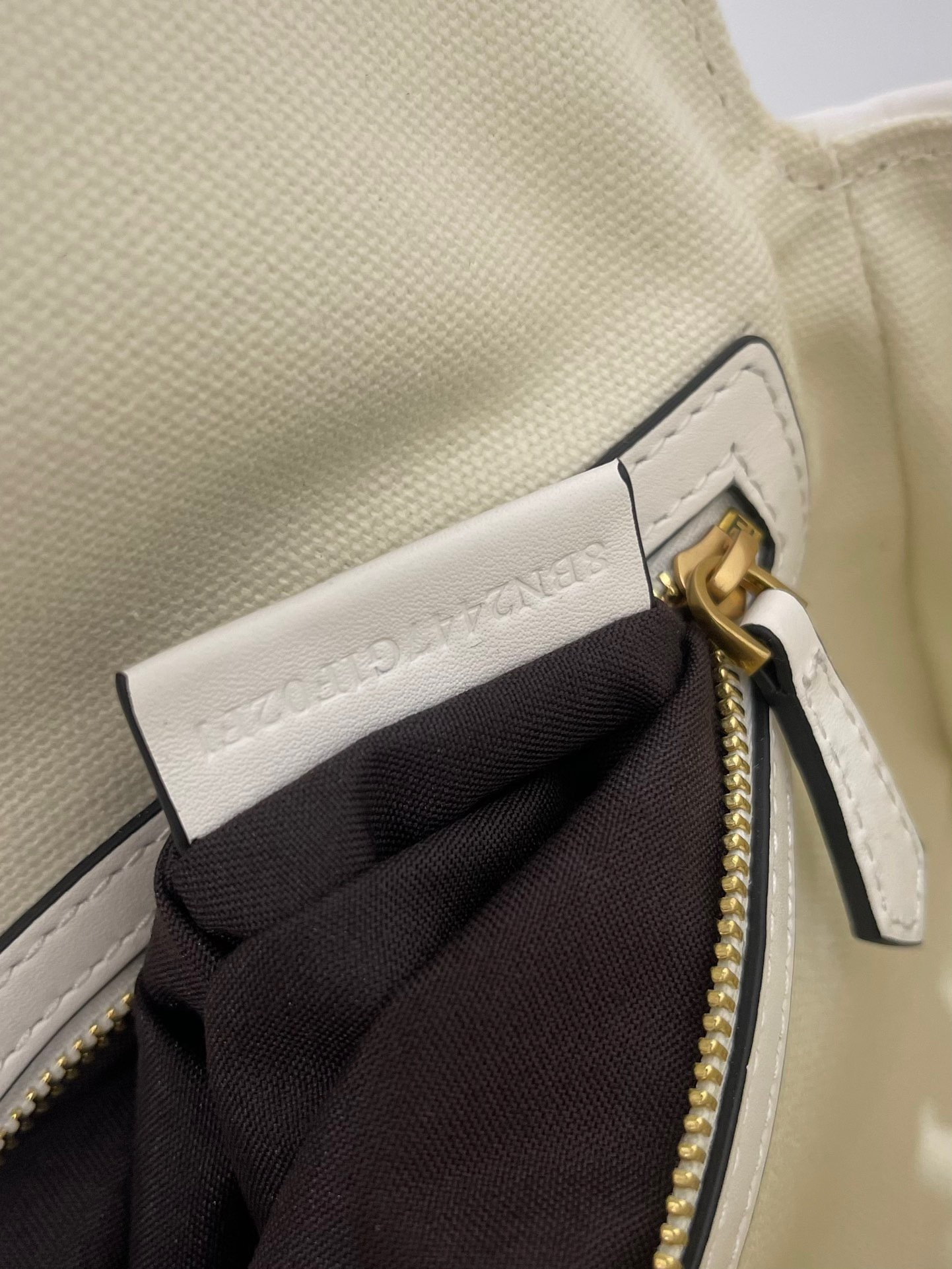 1C2388DE-BE6A-4A69-82BF-B17B2C113DB3