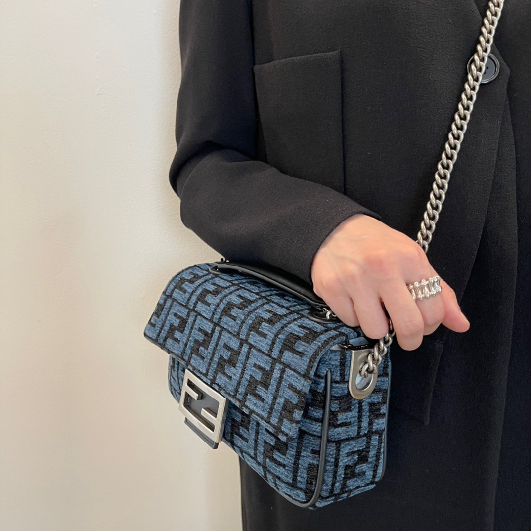 8F50FC4E-5671-4B3A-B5D8-7FA083F81DEE