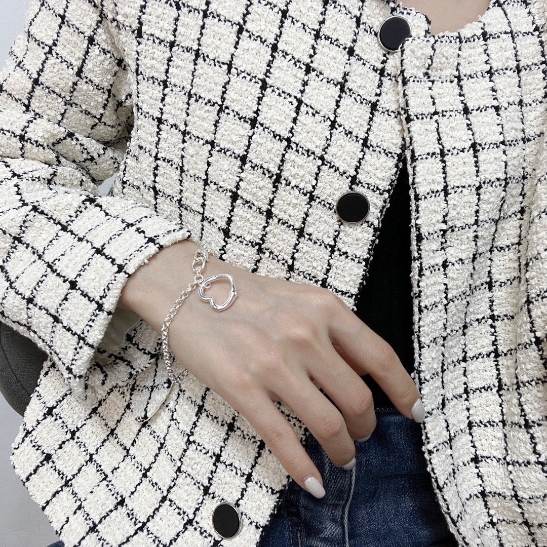 7A9D317B-1F3B-4FA0-BBCB-591B2C2BDA39