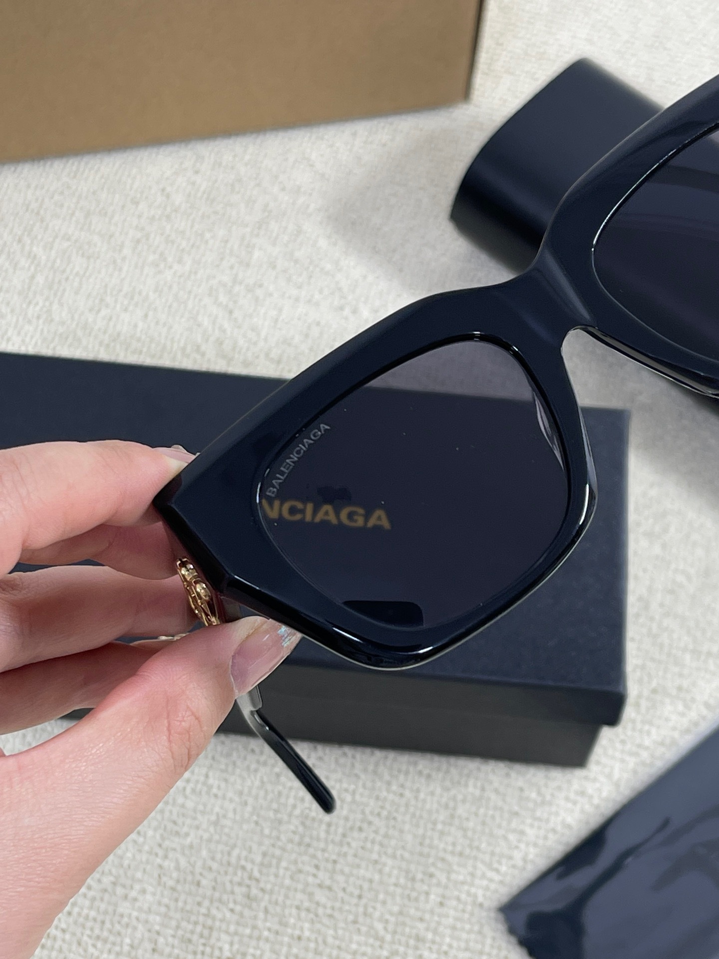 AD31B84A-EA5D-446E-88D3-A67F47E64C9C