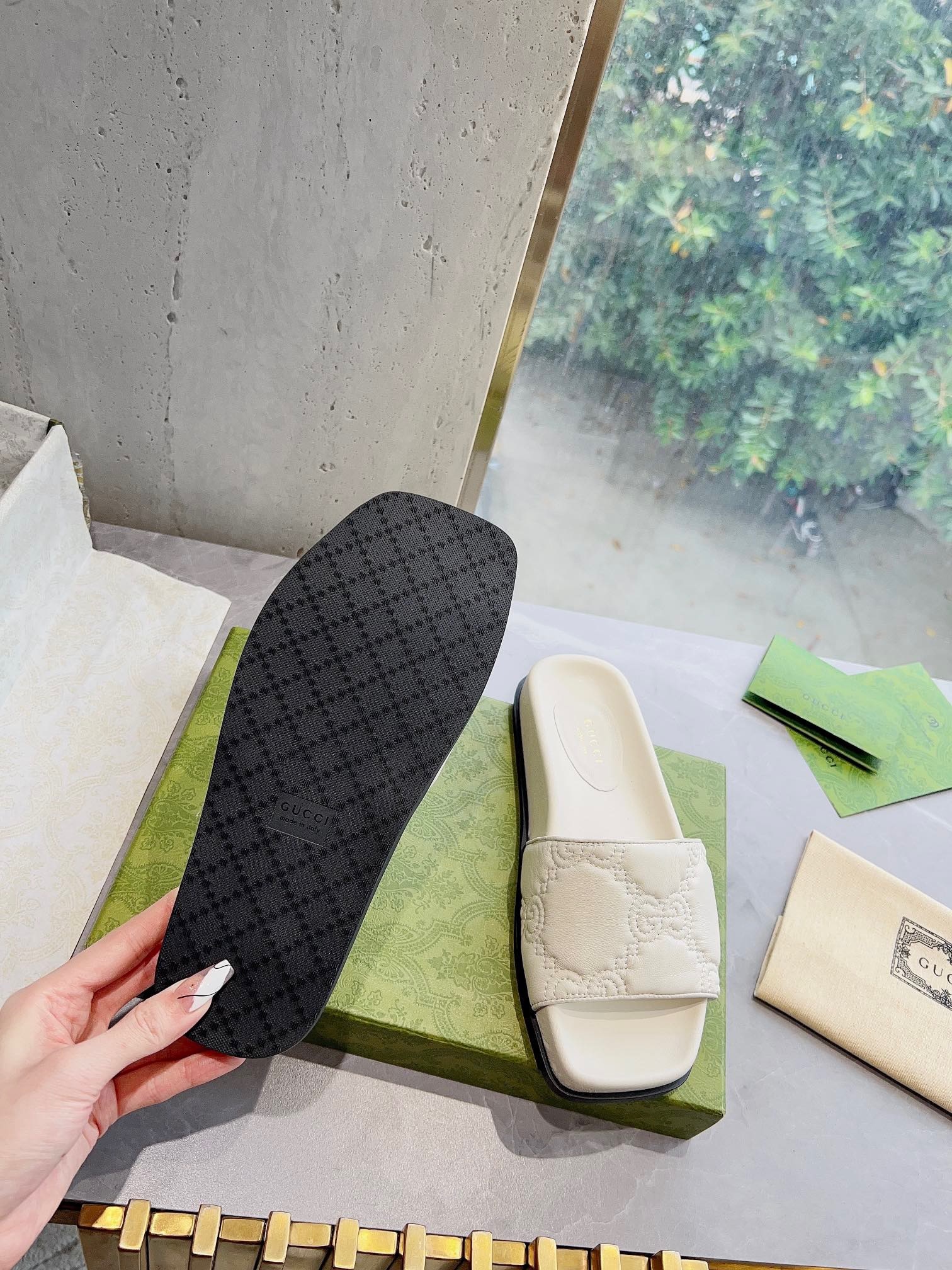 5AA2FD7C-DE7E-43D0-ACC6-ECE8A2BAE979