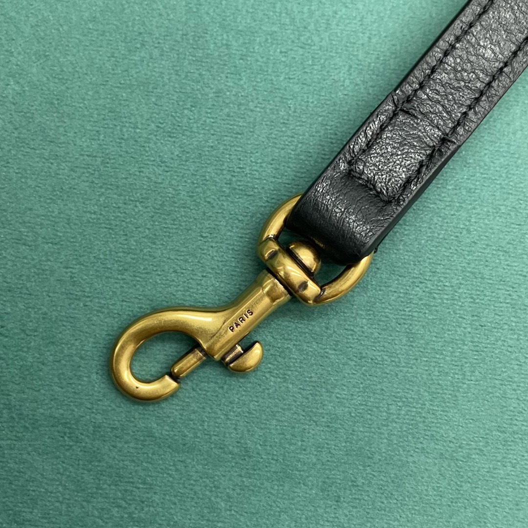 40981112-72C5-435D-8ADF-6EDC74D09463