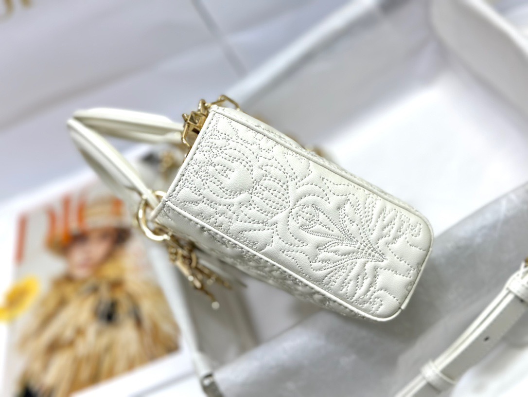 3F95010E-FE44-4858-B6CD-752C81D63D94