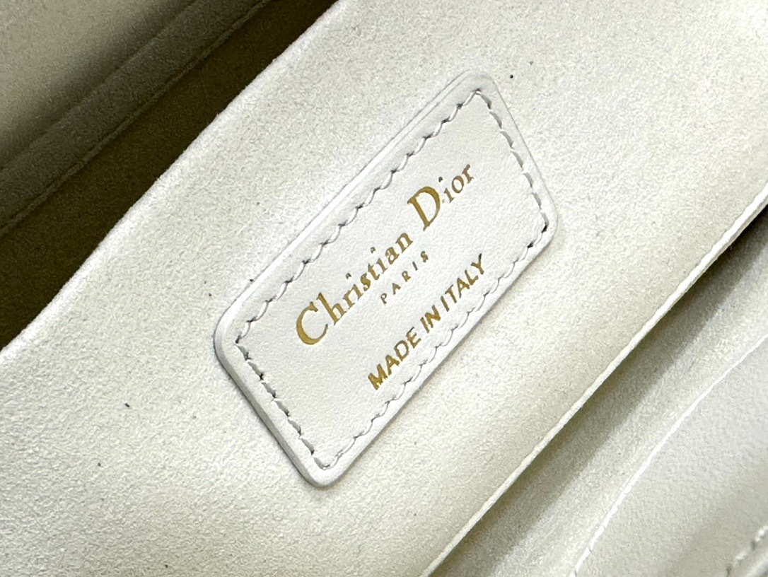 E8769A6A-F4FA-4B3D-9A83-C468549A7CED