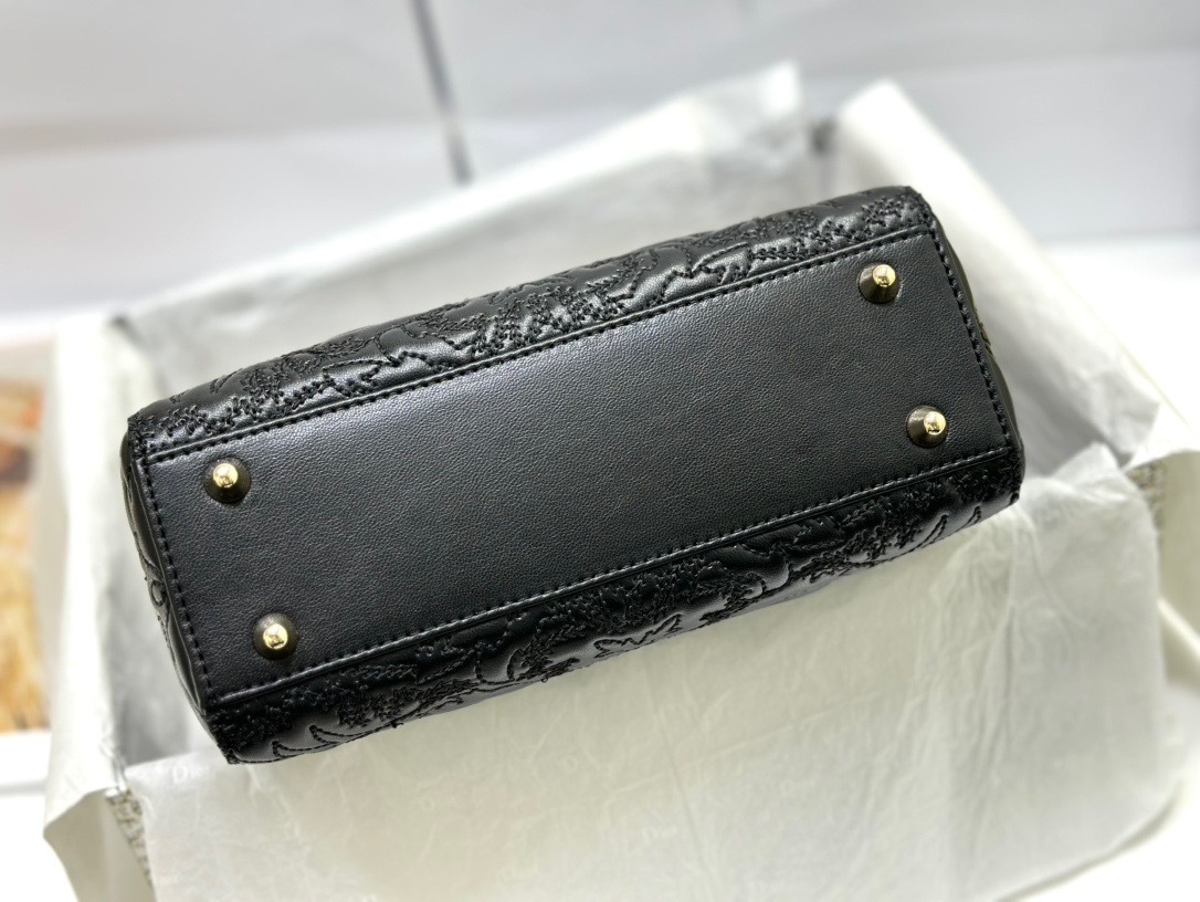 0483E953-EA14-4F29-8815-1D06033D6877