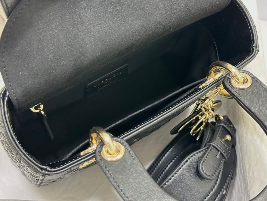 AF224AF4-DF44-40B3-861D-C149D225A626