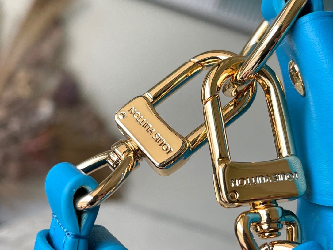 3E34E260-97E3-43DD-895D-7A18A0A1D2AA