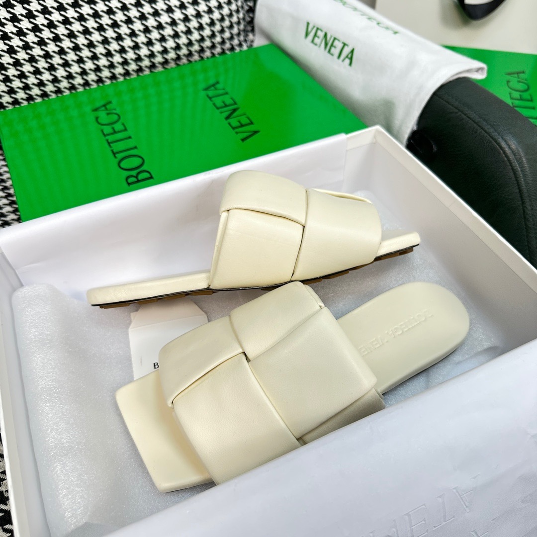 9B076954-6238-40B1-A5B5-19402878BE47