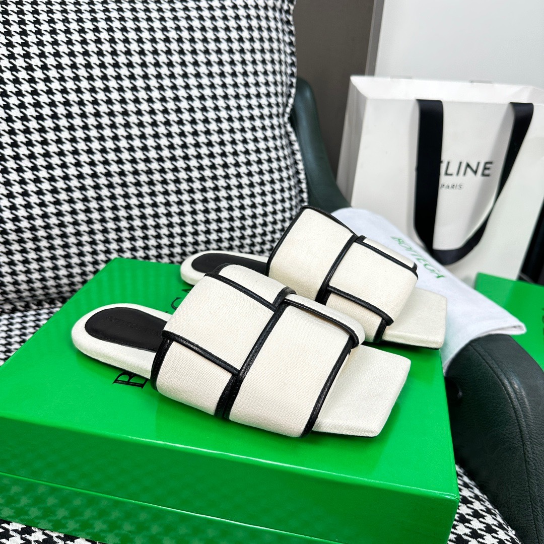 AE884D85-BC2B-40F1-A03F-E66C05D06FDB