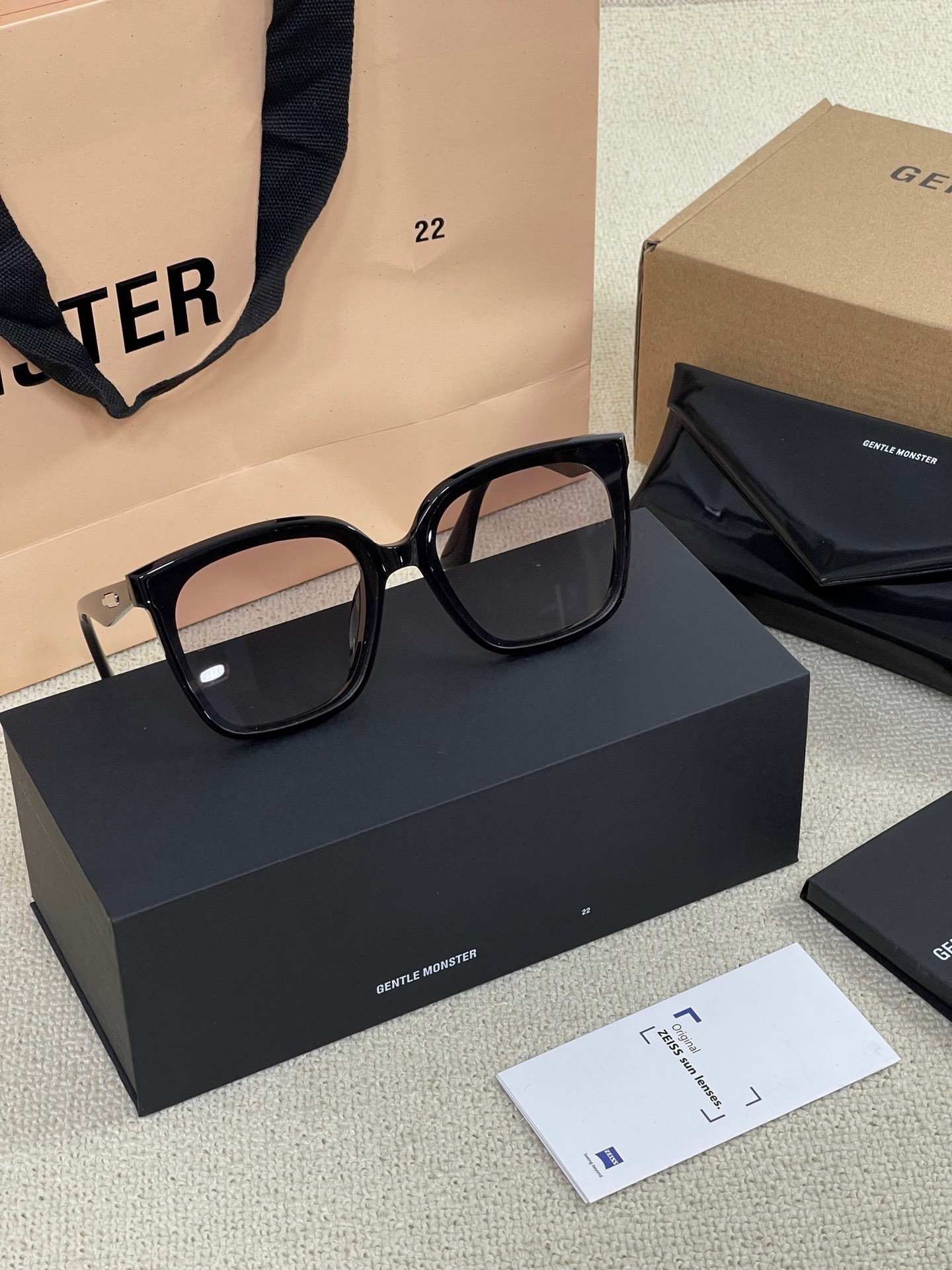 ◆GENTLE MONSTER◆サングラス　BURTY GENTLE MONSTER BURTY Sunglasses Black Frame w/ Case