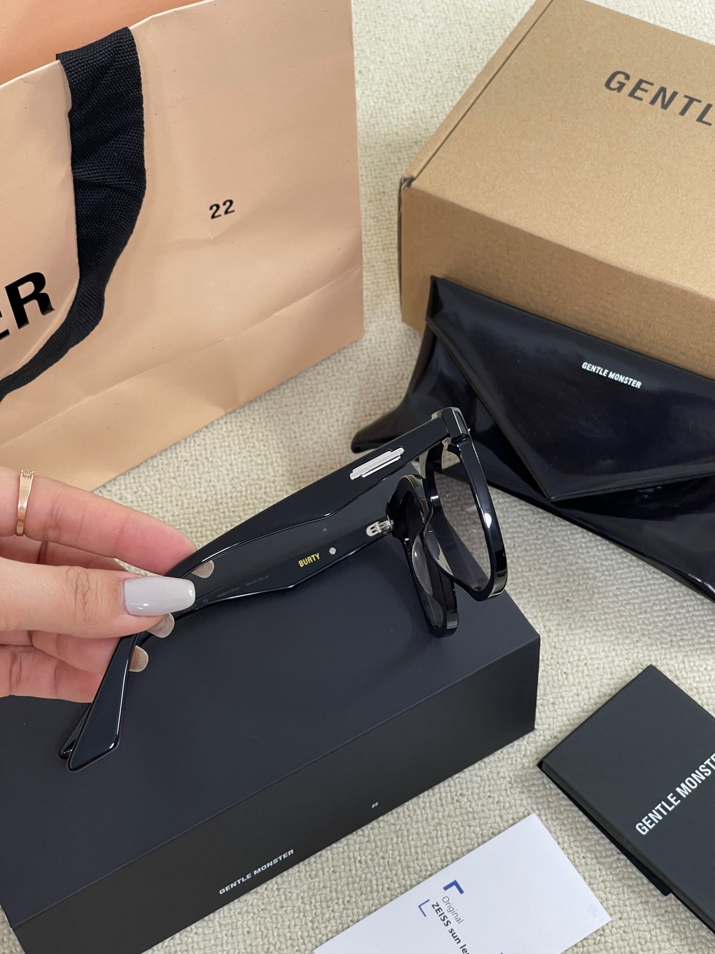 ◆GENTLE MONSTER◆サングラス　BURTY GENTLE MONSTER BURTY Sunglasses Black Frame w/ Case