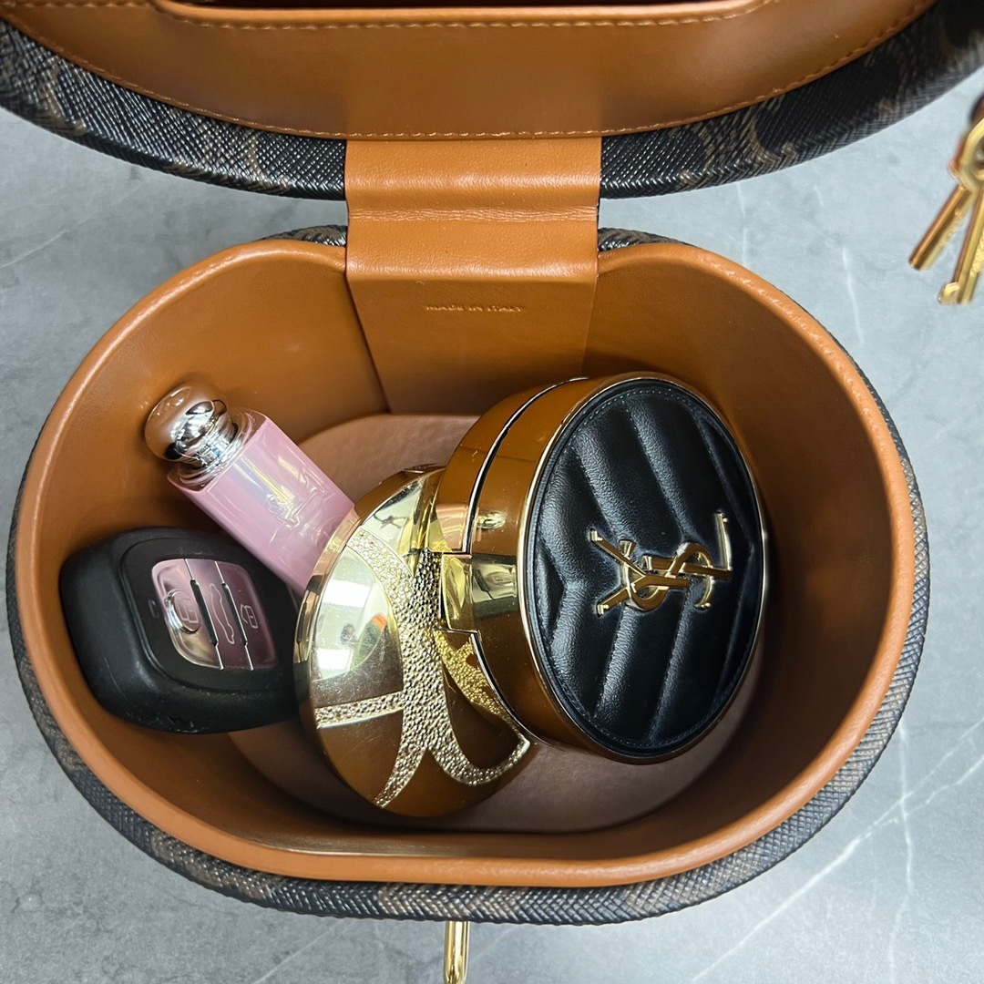 7F1BB8C9-9976-4A4B-8BA3-F30D6955CA4E