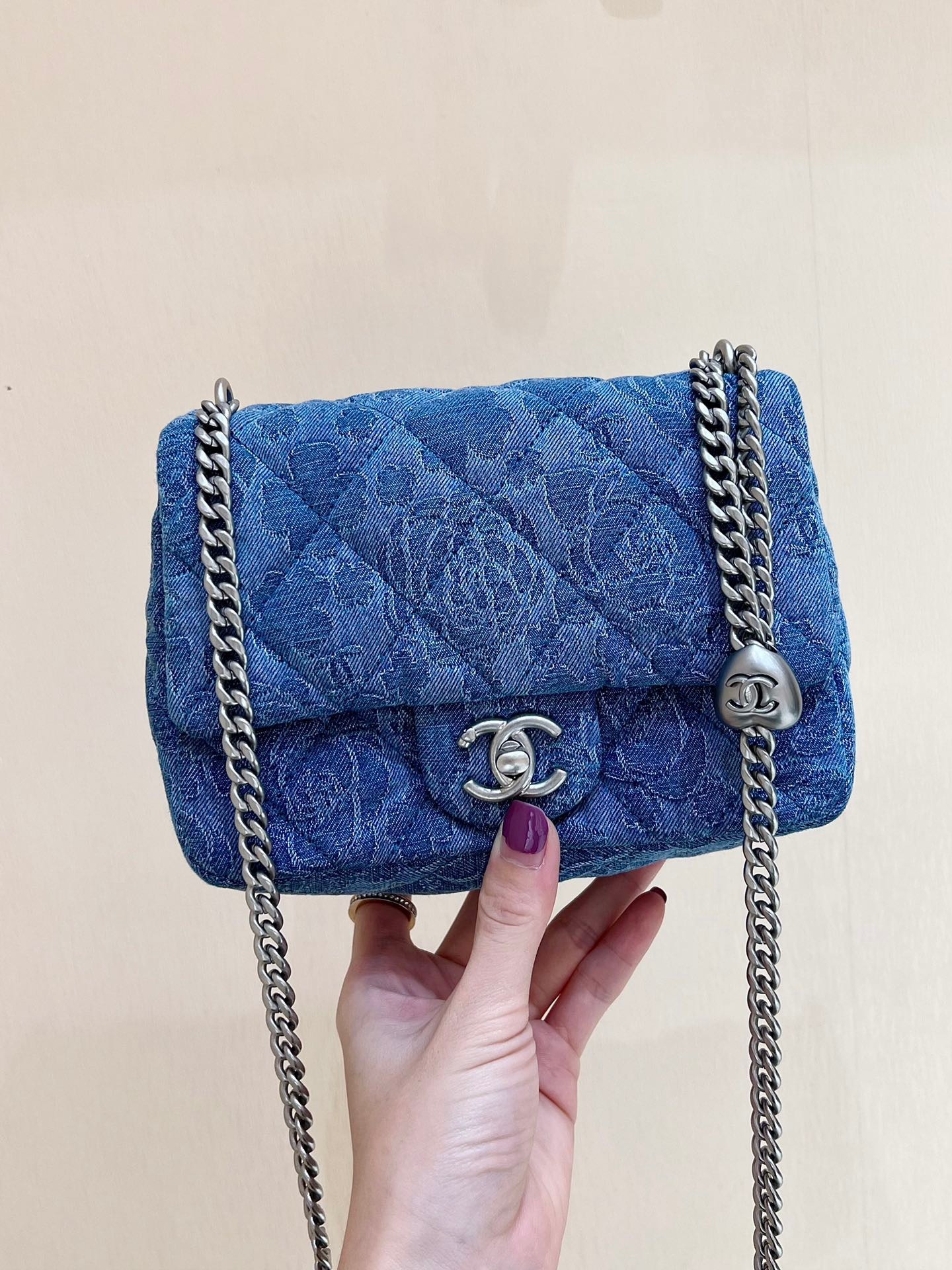 3B6F0A78-3B7E-4404-BCBA-5DC1999BA521