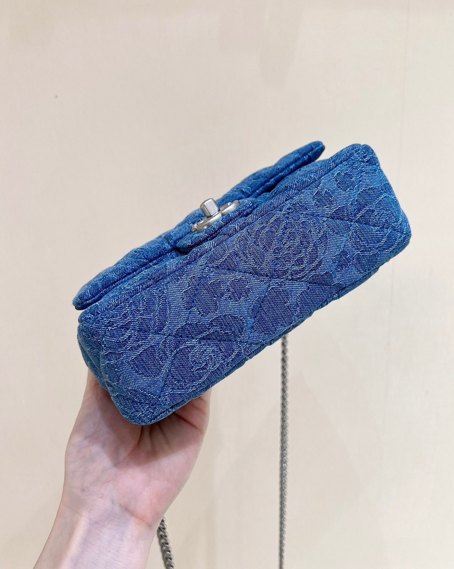 3A6D8AB9-9B22-40A4-9C97-451D681DEAEC