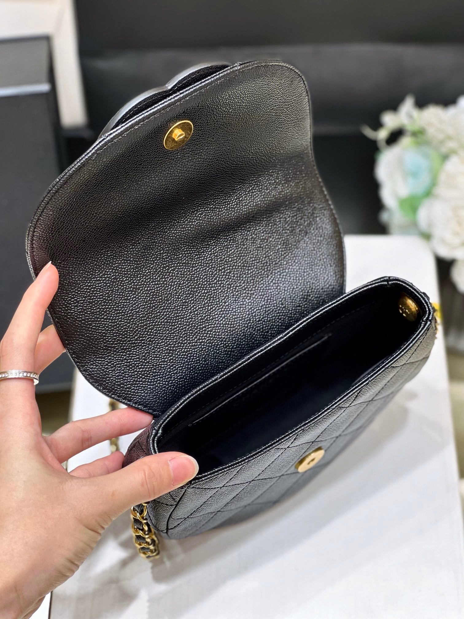 時を纏うラグジュアリー【CHANEL】23P フラップバッグ Chanel 23P – Theluxystudio