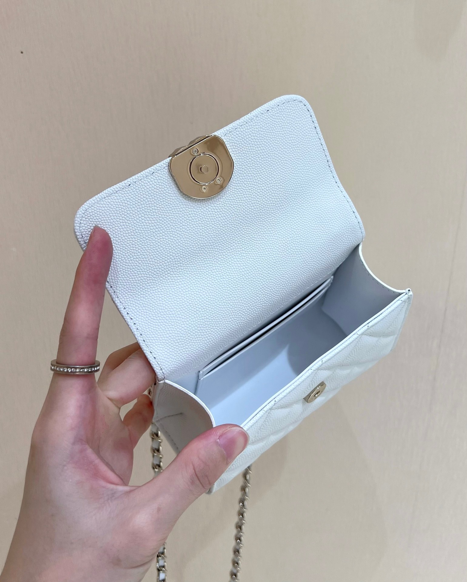 EDC70162-28F6-46E0-9BEE-534DF4EB394D