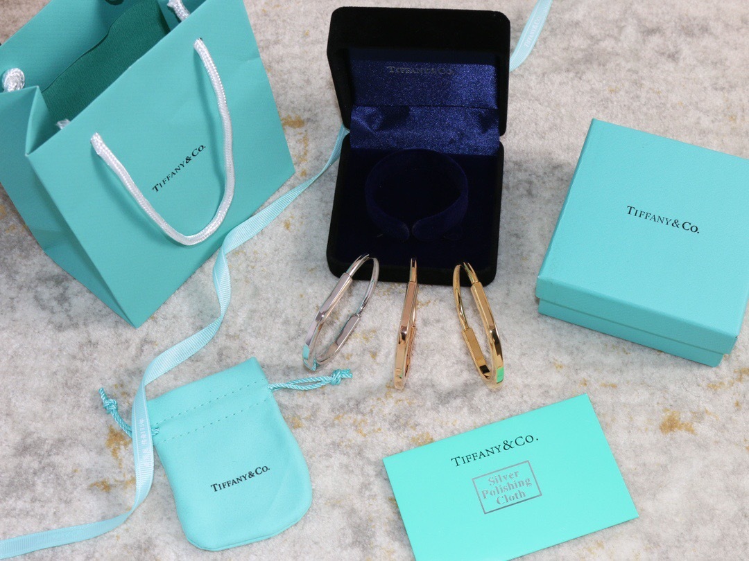 10A0BBB2-0DB2-422A-BD1E-BCF9181D0C1D