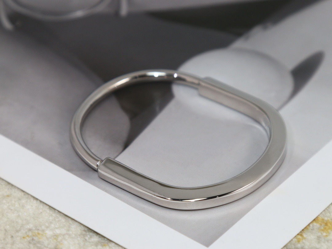 81CA80E7-DD15-4F0E-8542-C4E632517219