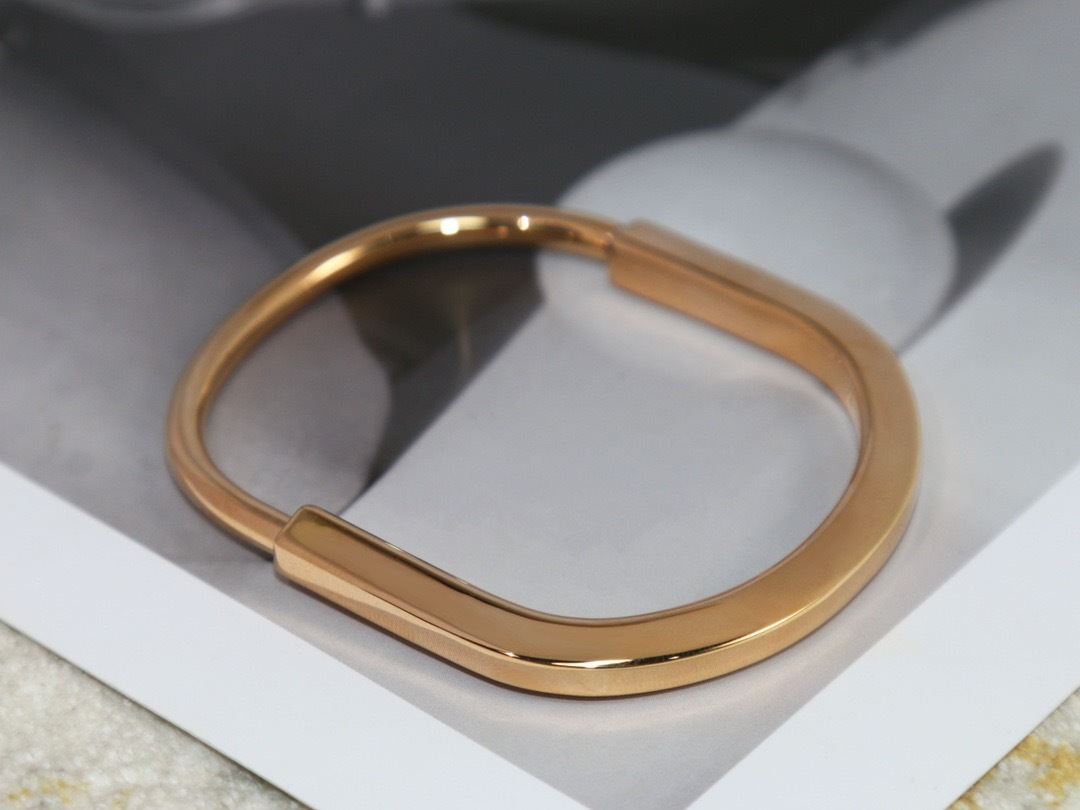 DB2D35A5-2AD6-4FFF-BF8A-C7FCEDFB28DA