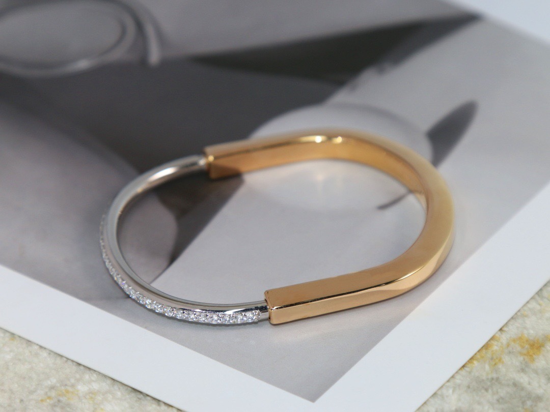 94965C35-E603-488C-A376-F85E6B20823D