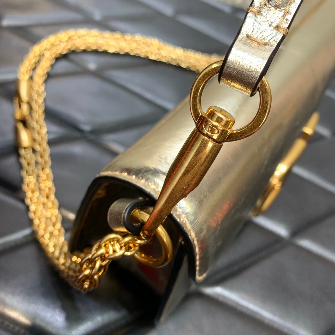 E6A3B9E9-C0AA-40BE-AB4D-3A877C3178CE