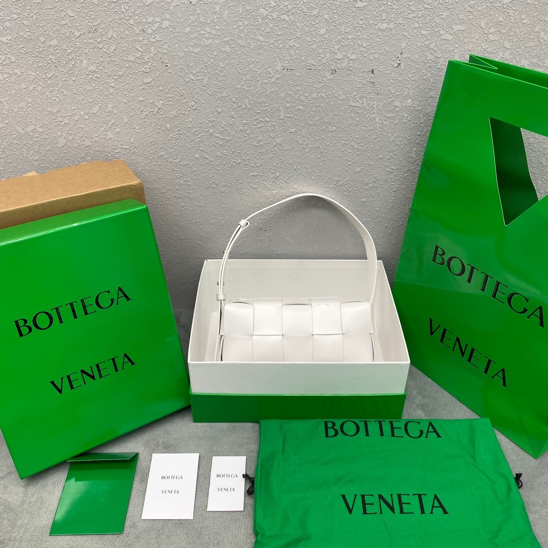 9B65E8D9-F121-47E2-8486-7D41C9C3B2CD